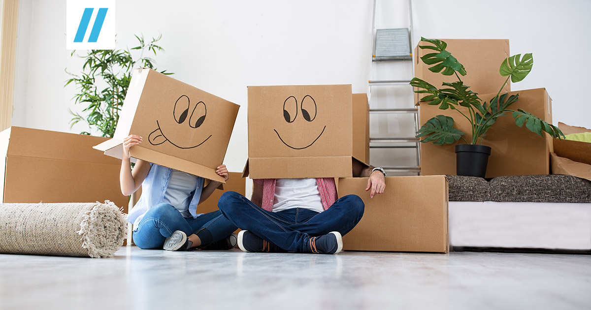 Umzug in Berlin – Umzugskartons in leerer Wohnung